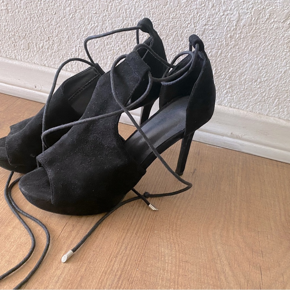 String tied Heels